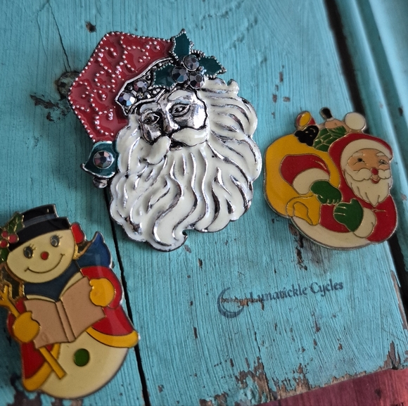 🌙Vintage Holiday Pin Bundle of 3 - Picture 2 of 7